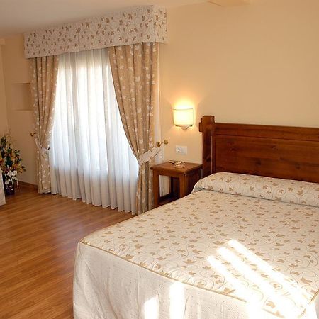Aparthotel Tres Caminos El Grado Quarto foto