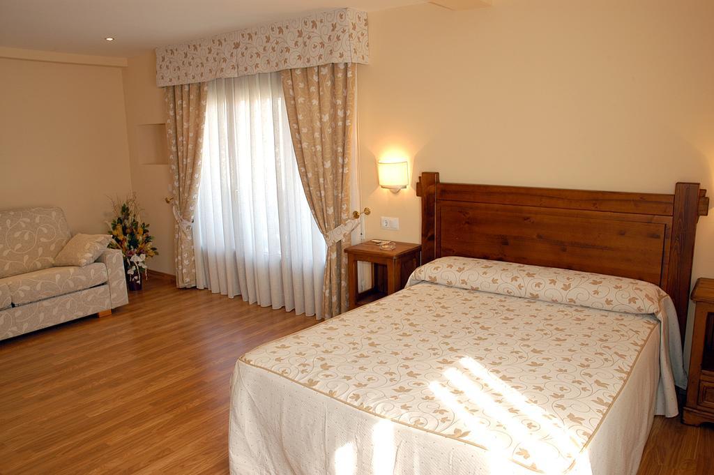 Aparthotel Tres Caminos El Grado Quarto foto